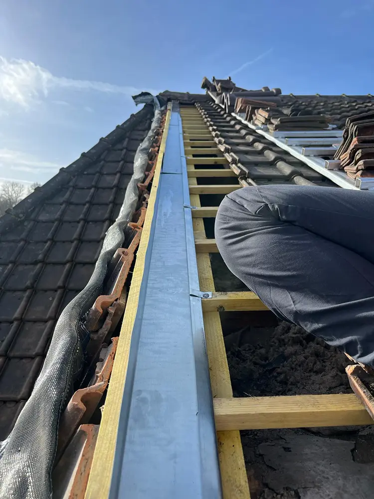 Rénovation arêtier après infiltration Bazemont 78580